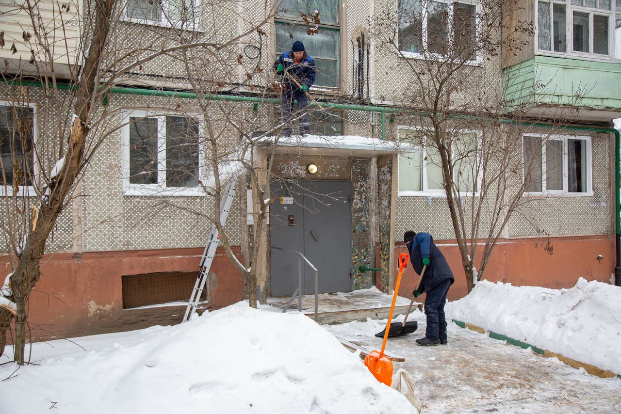 Неубранный снег во дворе. Уборка снега в Туле во дворе. Неубранный двор от снега инспектор ГЖИ. Куда обращаться если не чистят снег во дворе. Куда пожаловаться на неубранный снег.