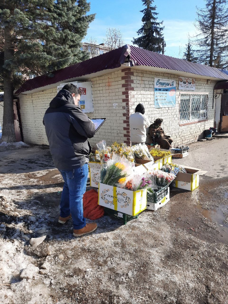 В Алексине поймали 20 нелегальных продавцов букетов с цветами