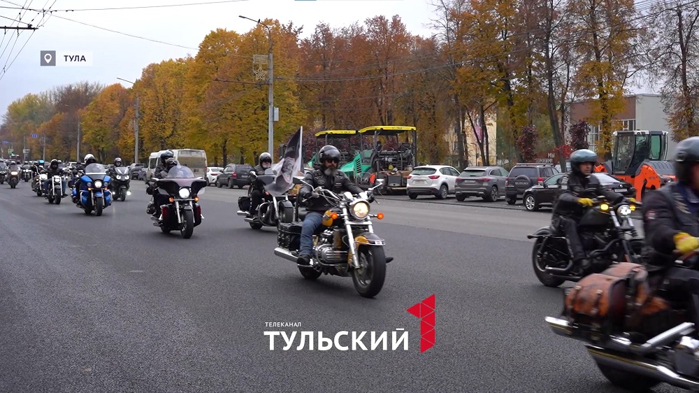 В Туле байкеры устроили гонку по проспекту Ленина на закрытие мотосезона
