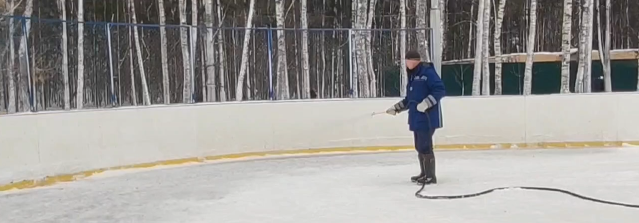 В Центральном парке Тулы начали заливать хоккейную коробку