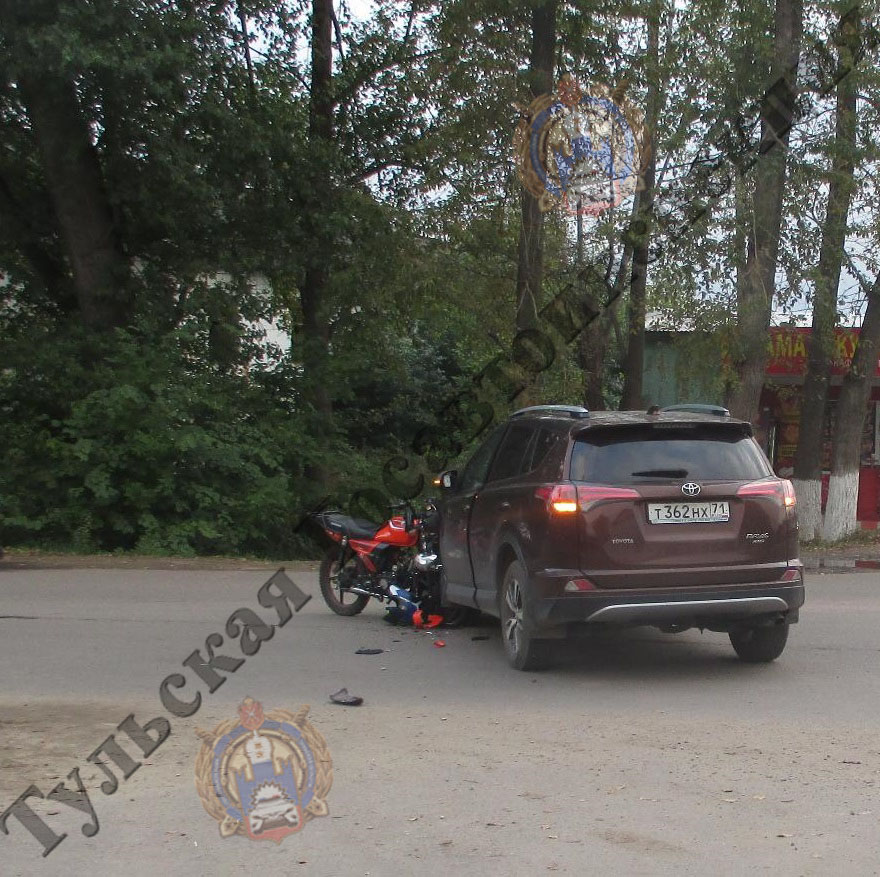 В Богородицке водитель мопеда без прав пострадал в ДТП