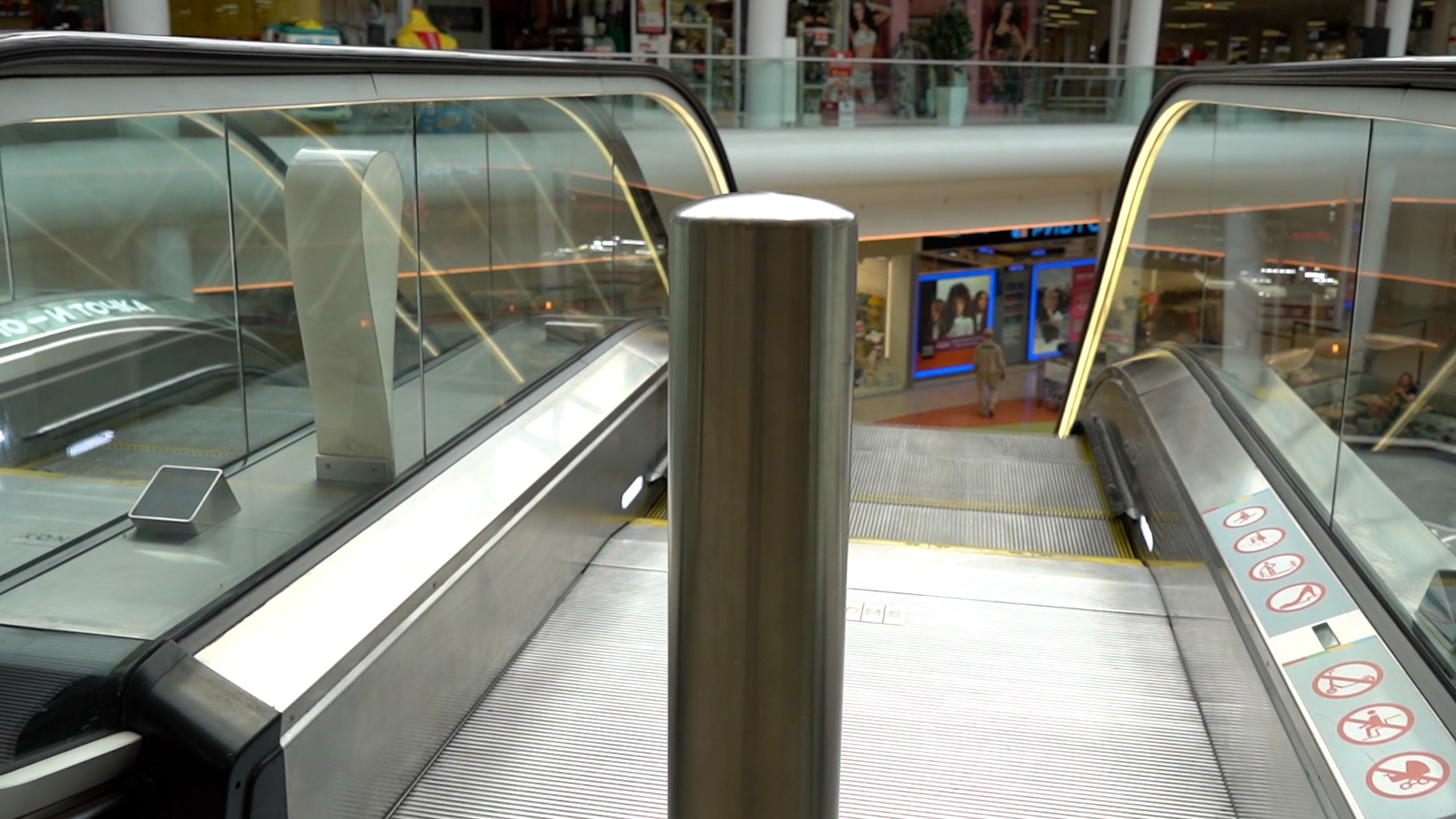 Из-за юбки блондинки разобрали эскалатор в московском метро