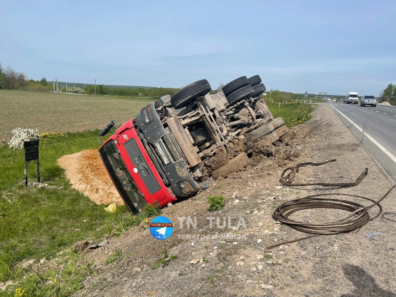 На Калужском шоссе в Туле перевернулась фура с песком - Новости Тулы и  области - 1tulatv