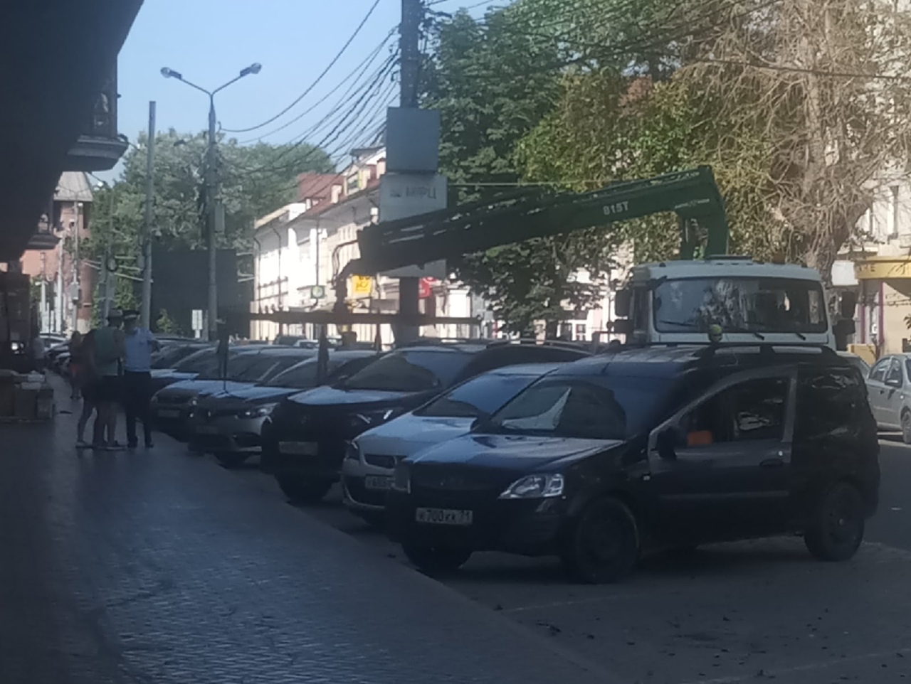 В Туле возле ТЦ "Гостиный двор" эвакуируют автомобили