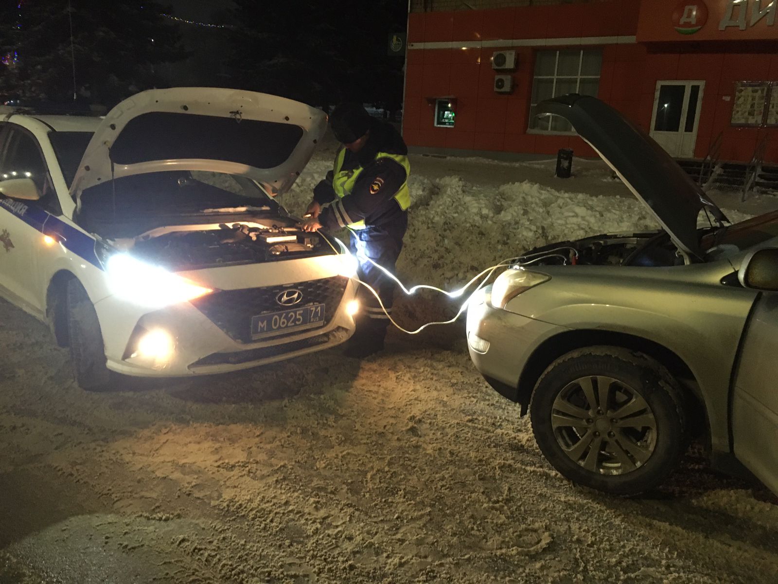 На трассе М-2 "Крым" в Тульской области спасли замерзающую девушку в сломанной машине
