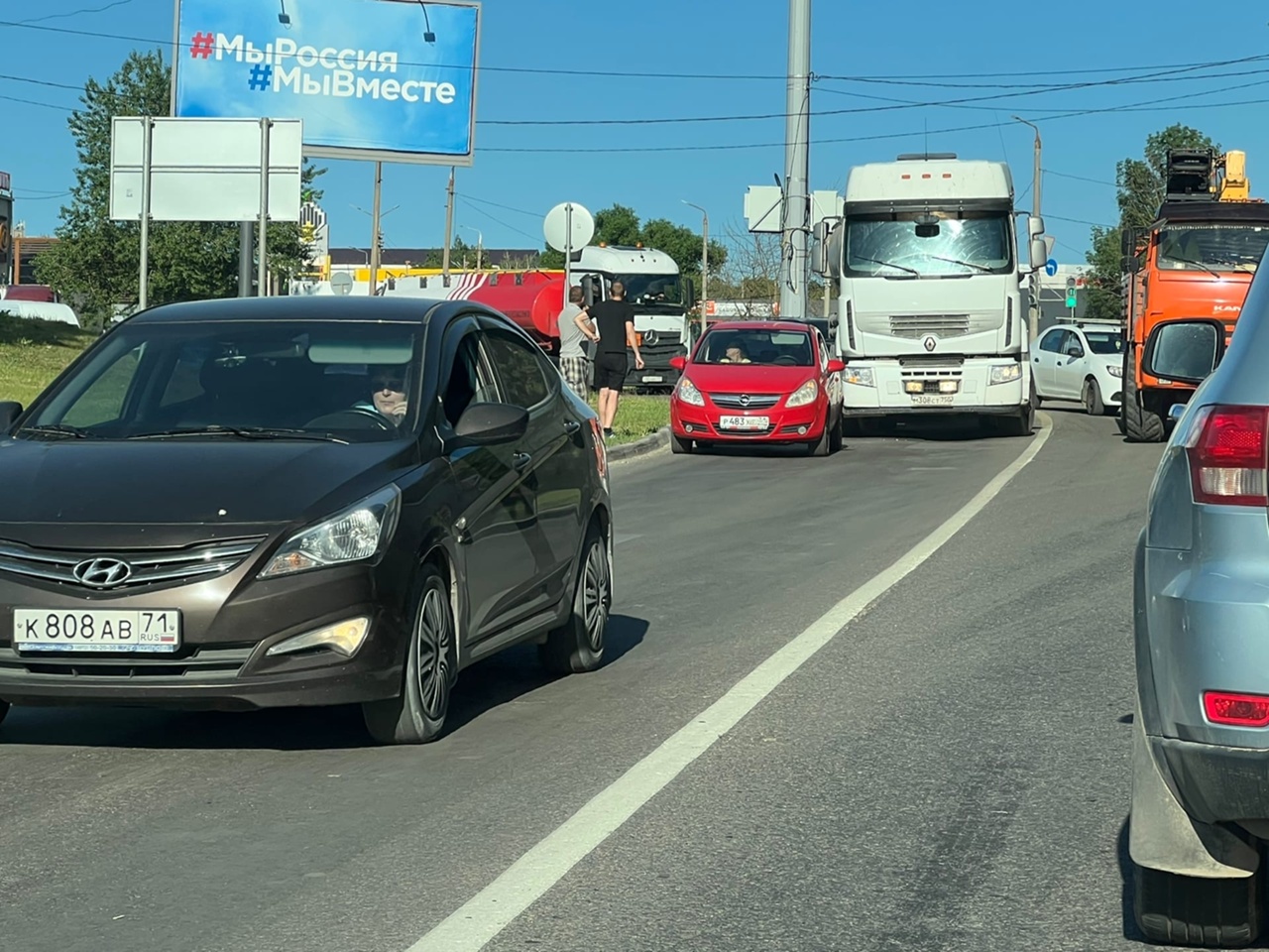 Из-за ДТП с фурой Калужское шоссе в Туле "встало" в пробке