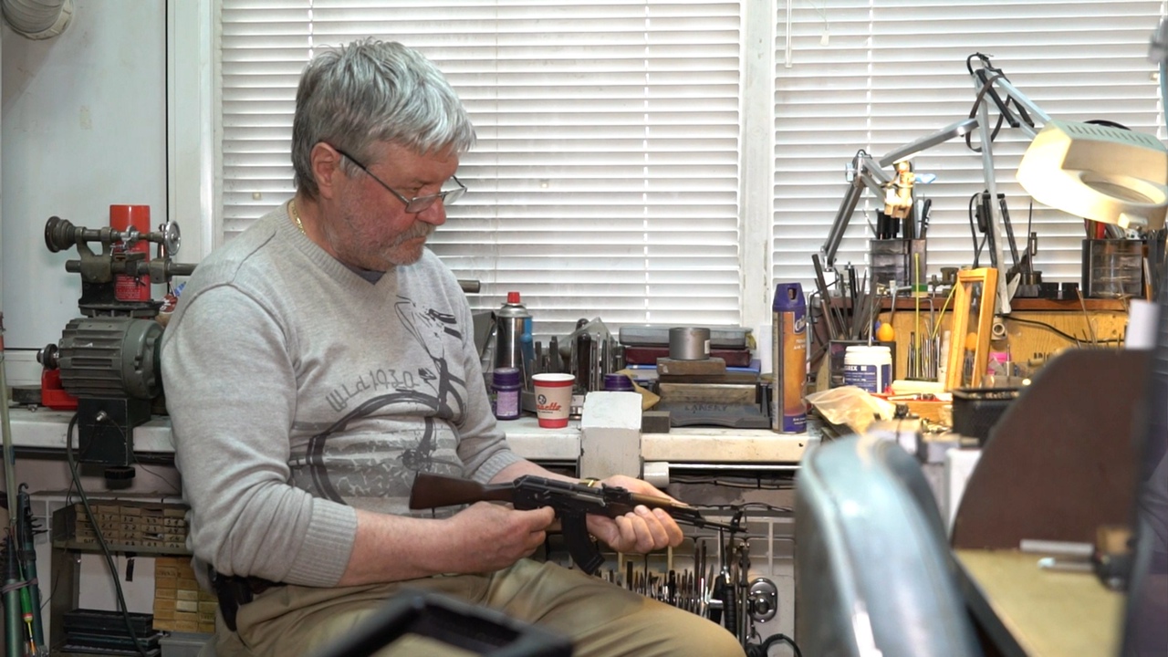Наследник Левши: тульский мастер больше 20 лет чинит часы и создает миниатюрные модели оружия