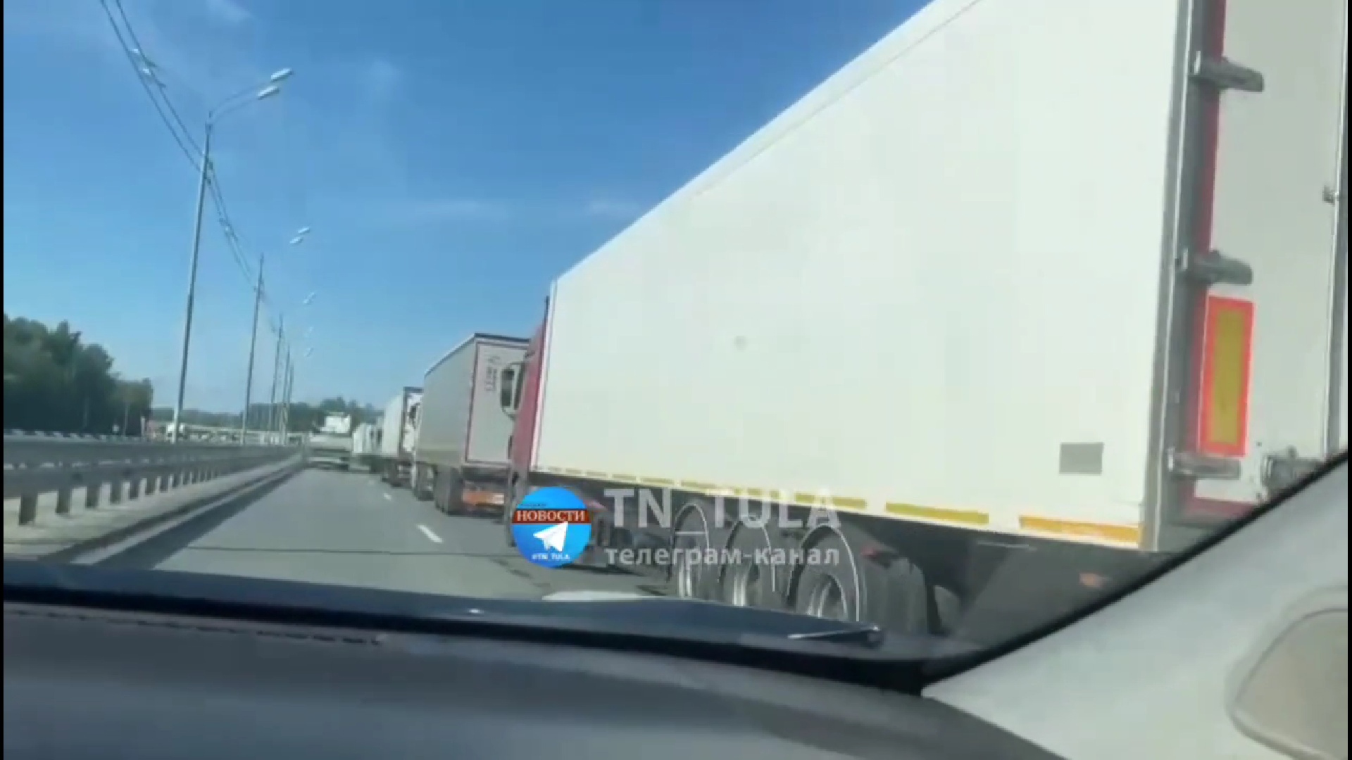 В Тульской области на трассе М-2 "Крым" появилась огромная пробка из грузовиков