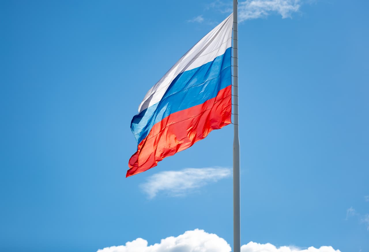 Госдума обязала детские сады и вузы вывешивать флаг России