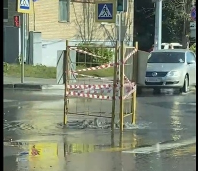 В Новомосковске прямо на дороге из-под земли забил водяной фонтан