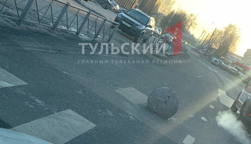 В Туле посреди дороги поставили бетонный шар