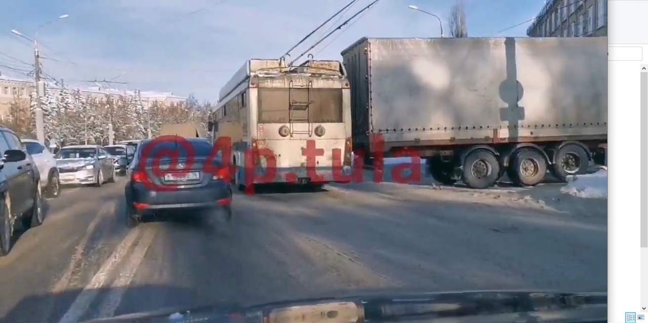 
                                            В Туле на проспекте Ленина произошло ДТП с фурой и троллейбусом
                                    