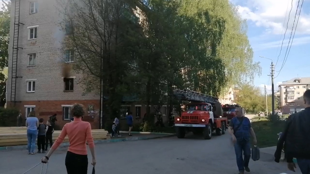 Из горящей пятиэтажки на улице Металлургов в Туле спасли 9 человек