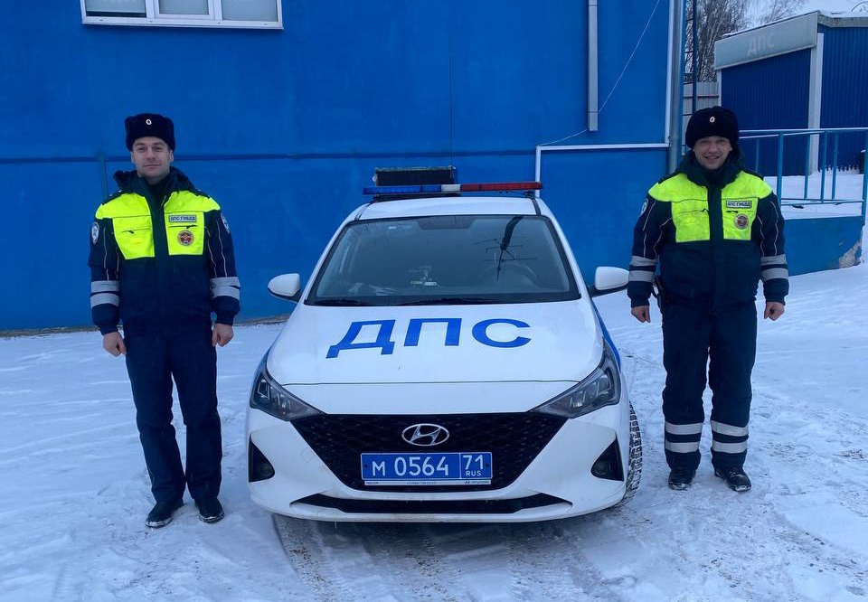 В Тульской области инспекторы ДПС помогли водителю сломавшегося грузовика