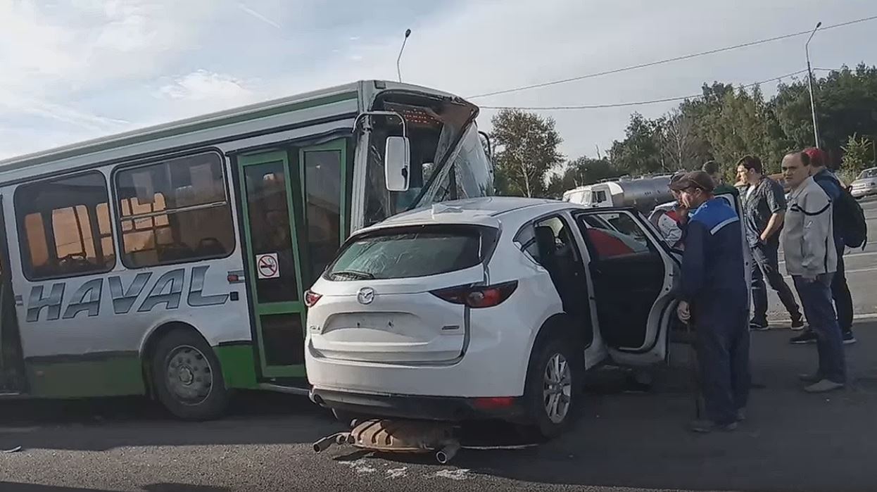 В Новомосковске пассажирский автобус протаранил «Мазду»