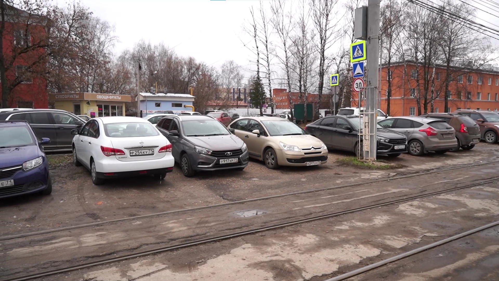 Газон или парковка: туляки запутались, где можно оставлять свои машины