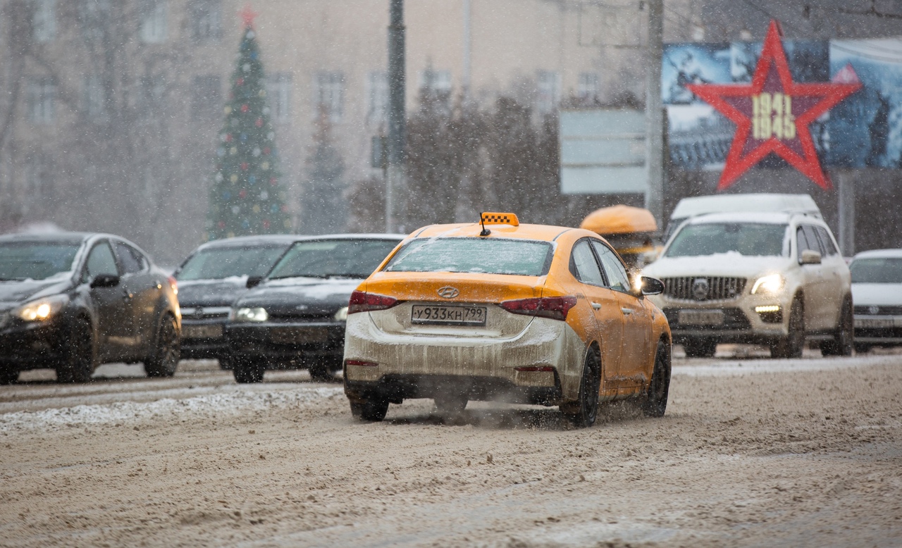 В Туле спецтехника в усиленном режиме расчищает дороги и тротуары от снега