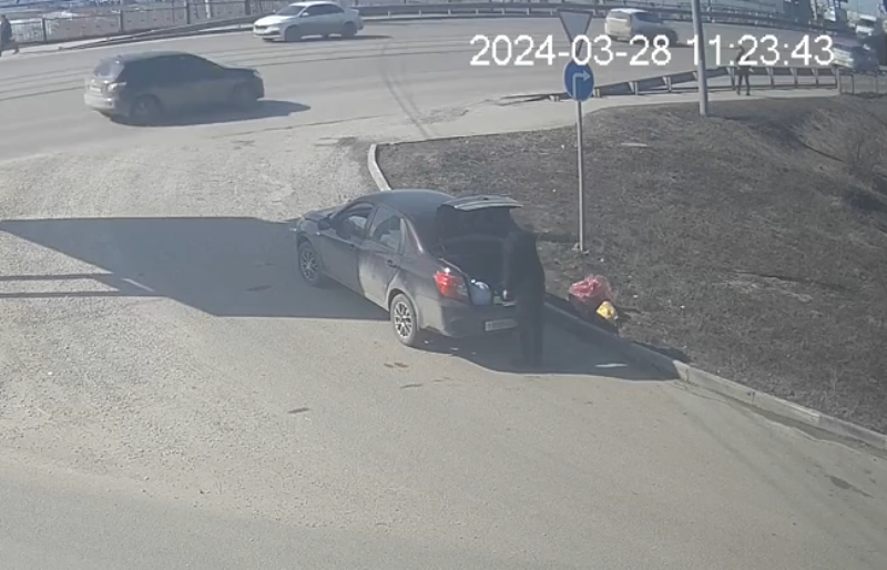 В Туле нашли водителя, который выкинул мешки с мусором на обочину