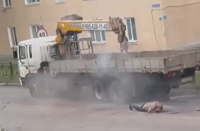 В Кимовске загорелся грузовик: хлопок покрышки произошел рядом с человеком