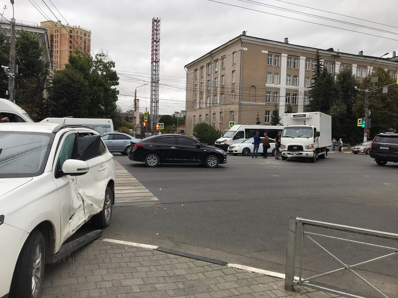 В Туле после столкновения с грузовиком Mitsubishi вылетел на тротуар