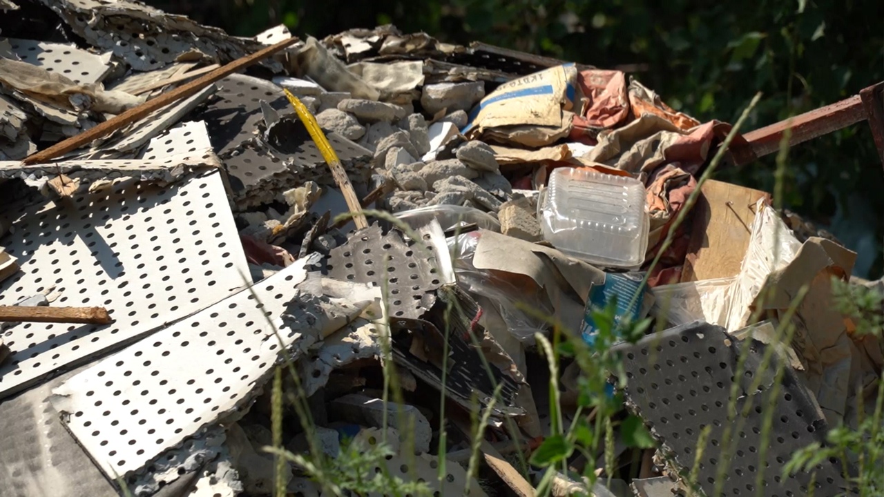 Жители Киреевска пожаловались Губернатору на свалки из разрушенных домов