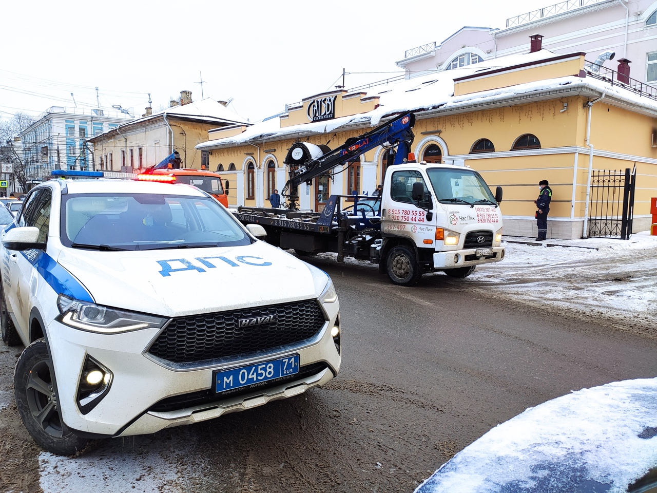 В Туле эвакуируют автомобили, припаркованные на местах для инвалидов