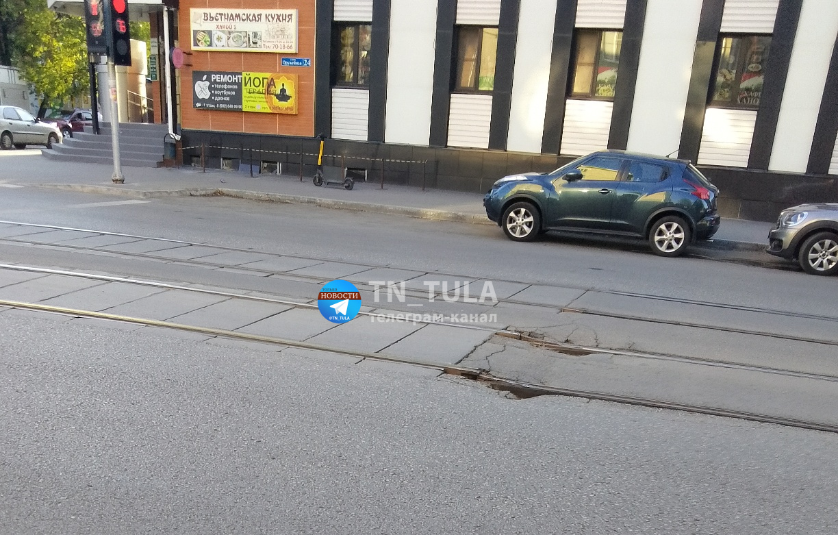 Под отремонтированными трамвайными путями на улице Оружейной в Туле появился провал