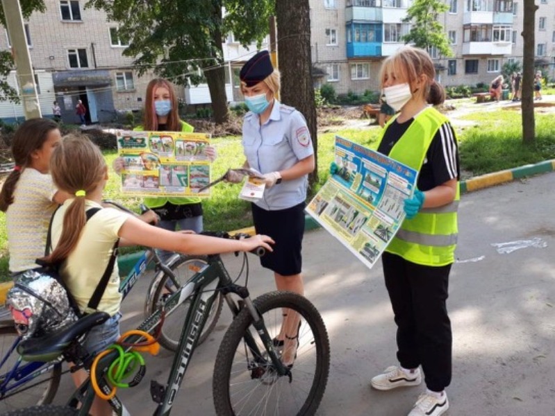 В Новомосковске прошел совместный рейд взрослых и юных инспекторов дорожного движения