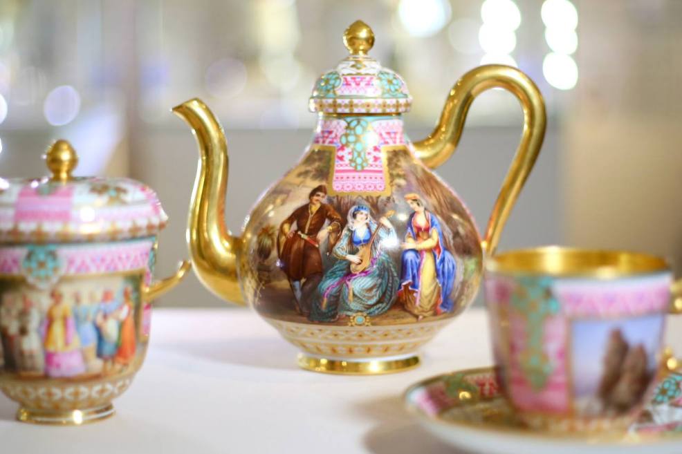 Тулякам показали уникальный императорский сервиз