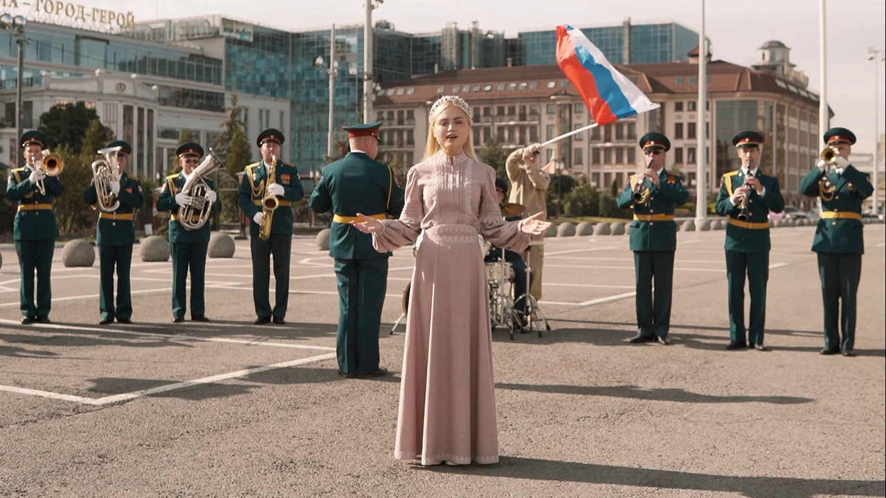 Тульские росгвардейцы и София Фисенко записали песню ко Дню Государственного флага