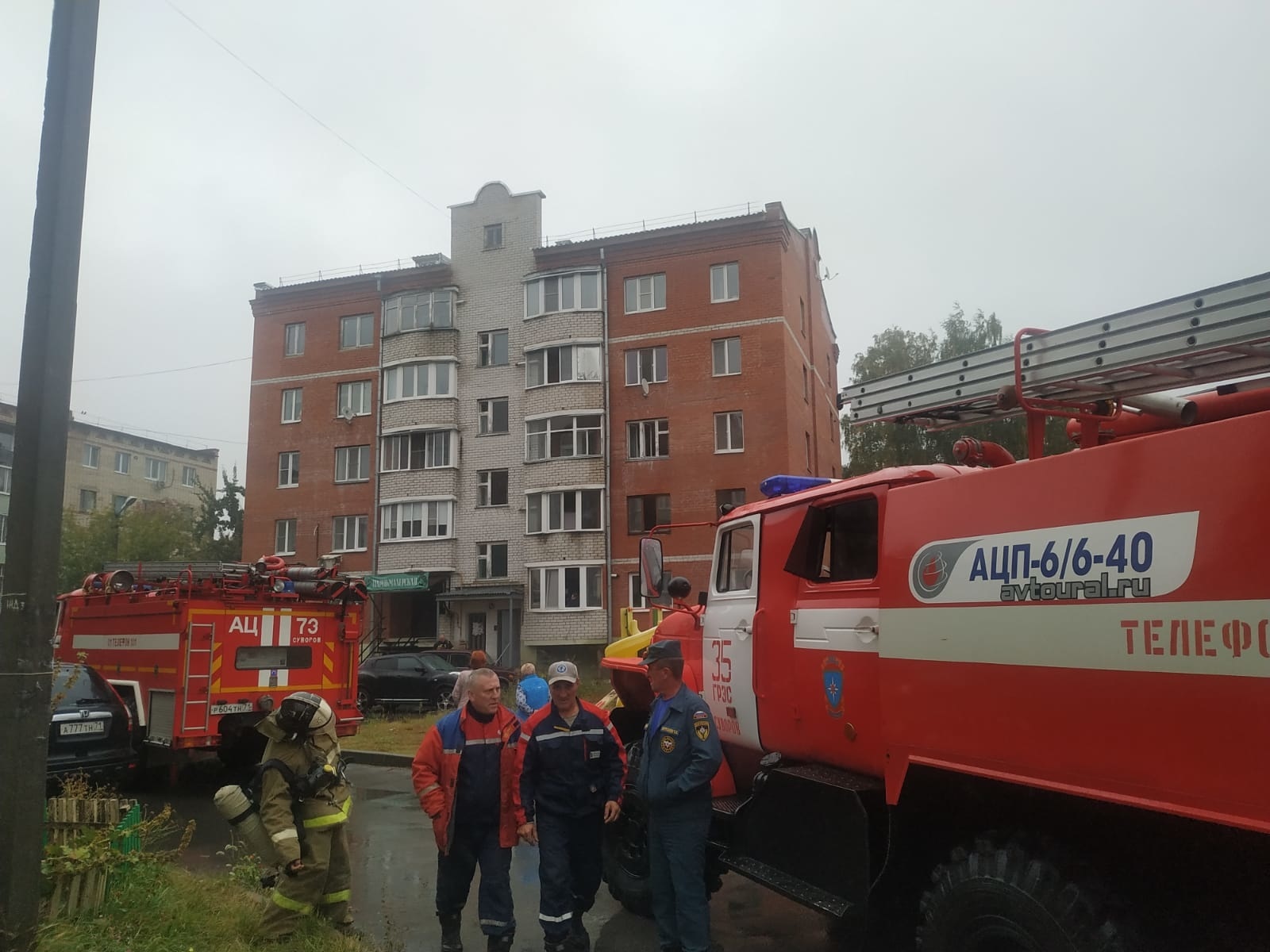 На пожаре в Суворове эвакуировали двух детей и пятерых взрослых