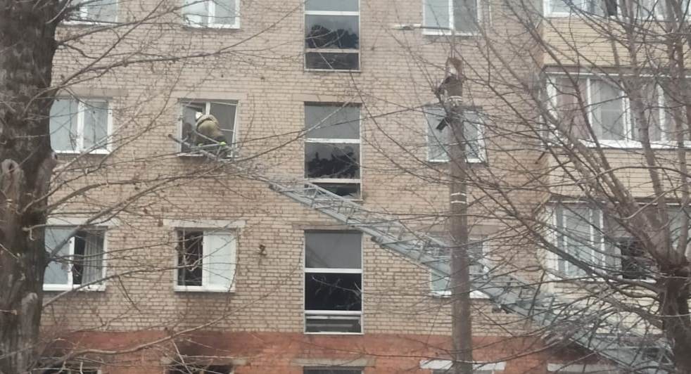 В Туле пожарные спасли из горящей многоэтажки 12 человек