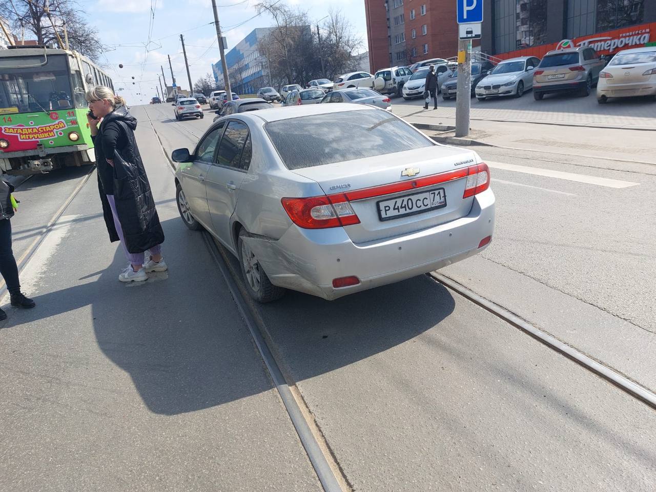 В Туле произошла задержка трамваем из-за ДТП на улице М.Горького |  09.04.2023 | Тула - БезФормата