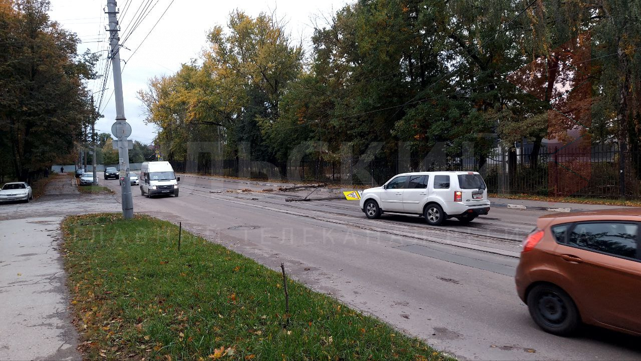 В Туле на улице Тимирязева упавший столб перегородил дорогу | 19.09.2022 |  Тула - БезФормата