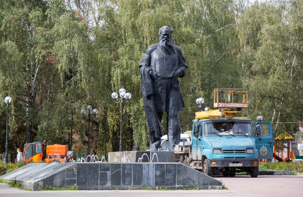 Тула лев. Памятник льву толстому (Тула). Сквер Льва Толстого Тула.