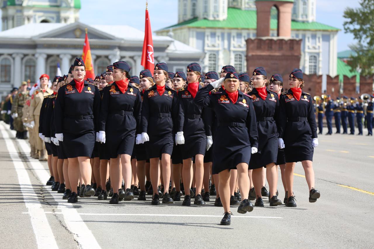 Женский полк на параде победы