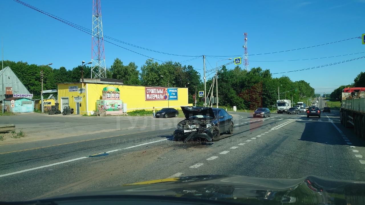 В Туле у поворота на Богучарово столкнулись два автомобиля - Новости Тулы и  области - 1tulatv