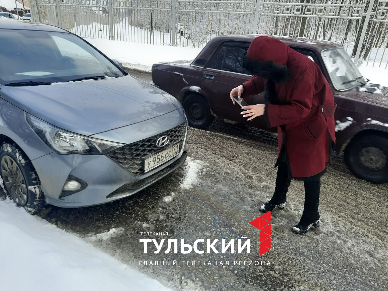 В центре Тулы автомобиль провалился в огромную дыру в асфальте - Новости  Тулы и области - 1tulatv