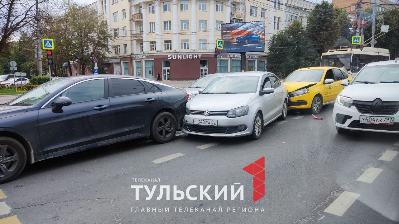 В Туле на улице Первомайской образовалась пробка из-за тройного ДТП |  01.08.2023 | Тула - БезФормата