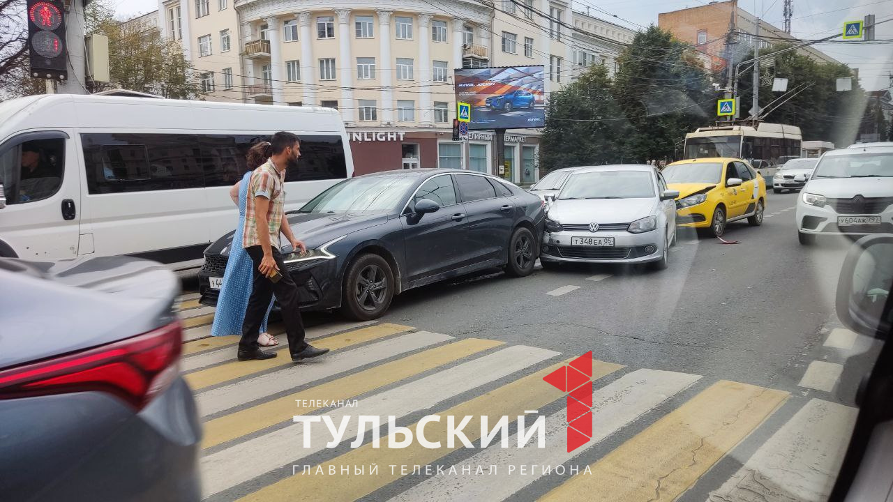 В Туле на улице Первомайской образовалась пробка из-за тройного ДТП -  Новости Тулы и области - 1tulatv