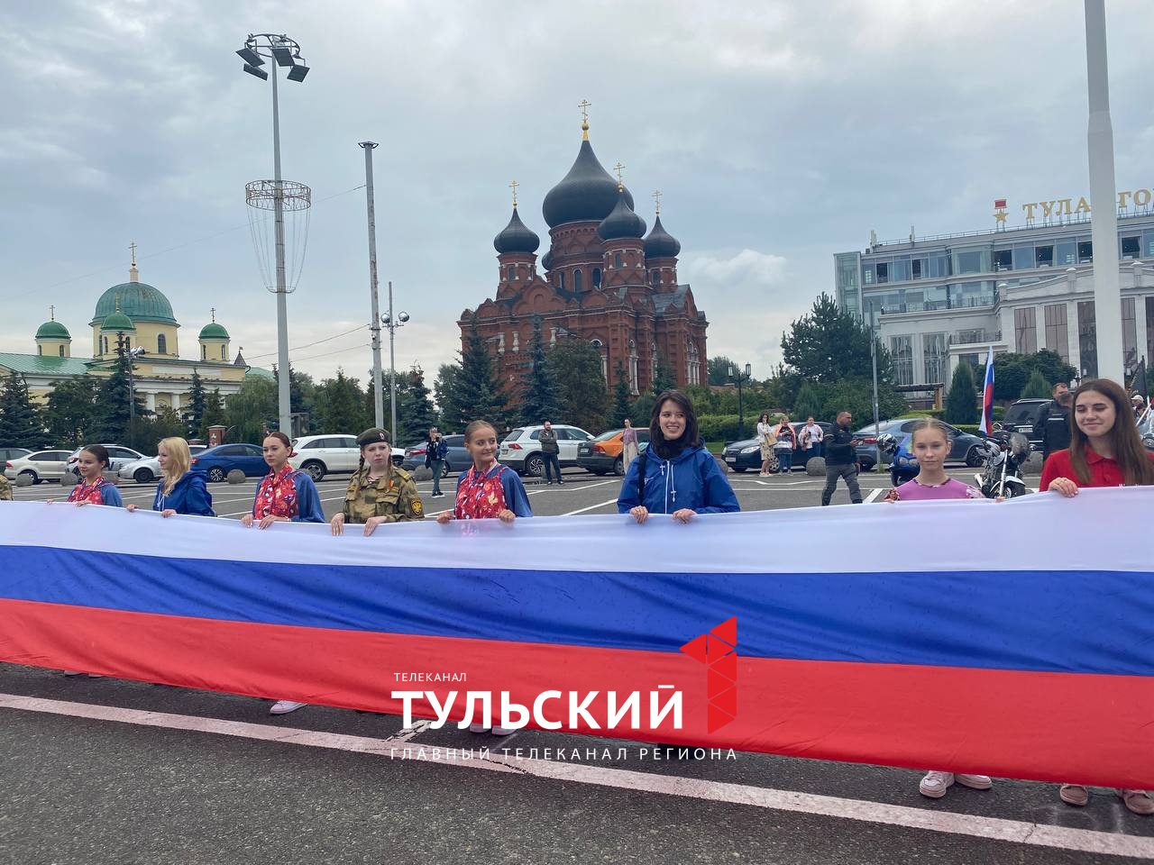 На площади Ленина в Туле развернули 42-метровый флаг России | 22.08.2023 |  Тула - БезФормата