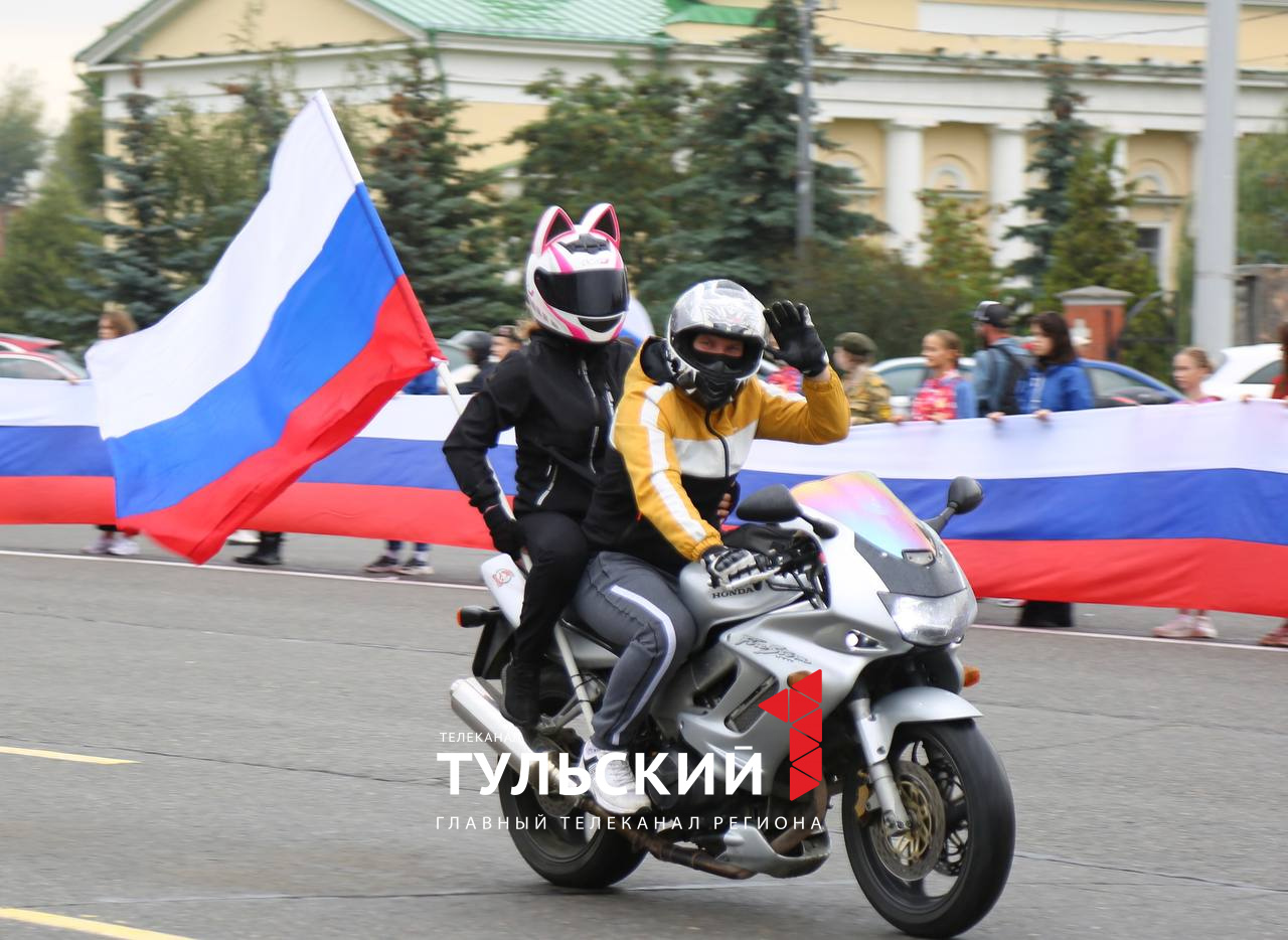 На площади Ленина в Туле развернули 42-метровый флаг России - Новости Тулы  и области - 1tulatv