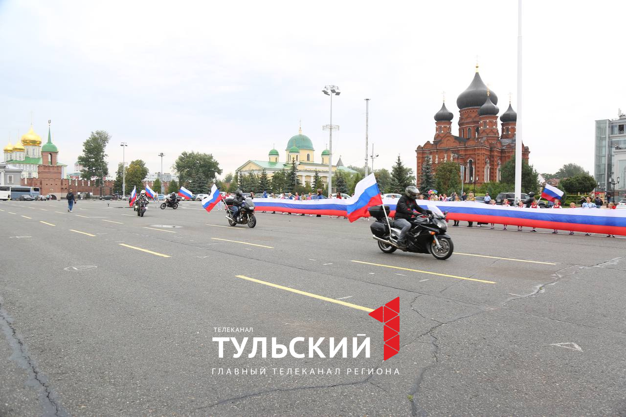 На площади Ленина в Туле развернули 42-метровый флаг России - Новости Тулы  и области - 1tulatv