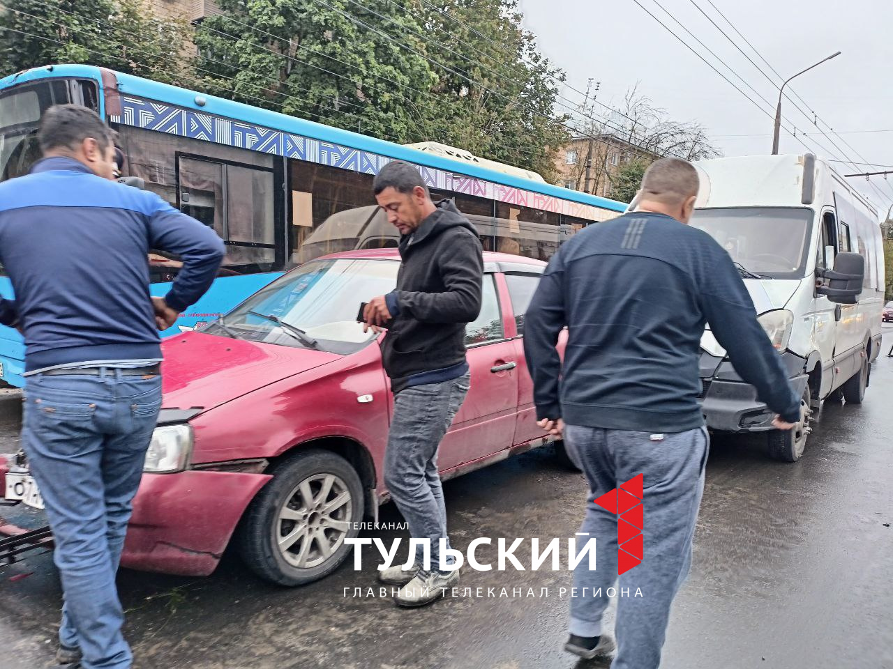 В Туле на проспекте Ленина столкнулись две легковушки и автобус - Новости  Тулы и области - 1tulatv