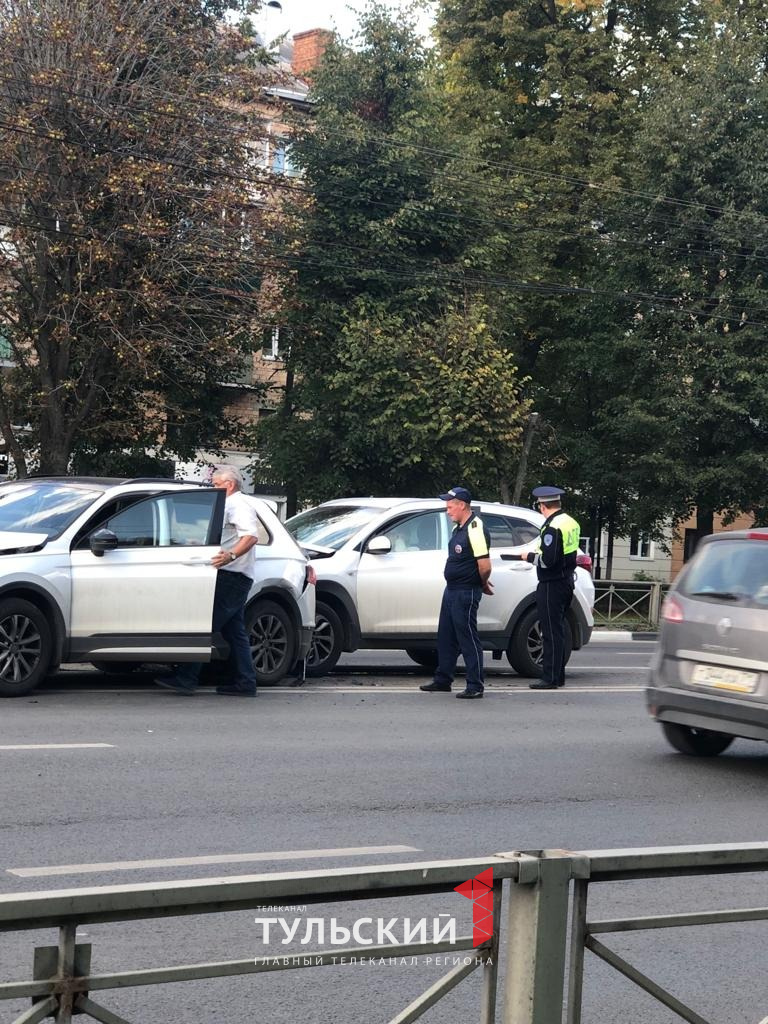 На проспекте Ленина в Туле столкнулись 3 легковушки - Новости Тулы и  области - 1tulatv