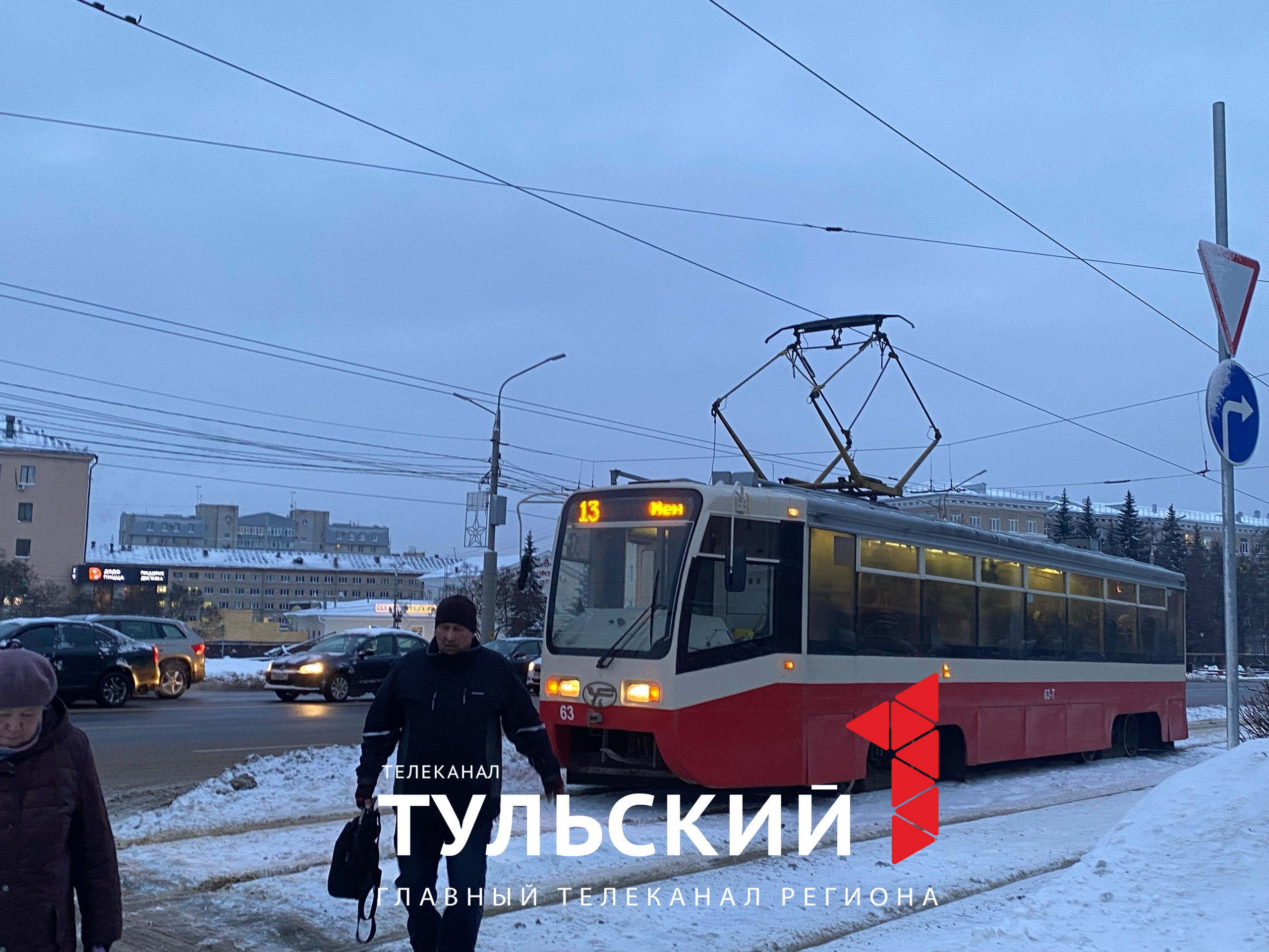 В Туле на проспекте Ленина легковушка застряла на трамвайных путях -  Новости Тулы и области - 1tulatv