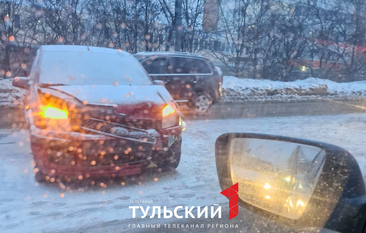 В Туле на улице Рязанской произошло тройное ДТП с автовазом | 25.01.2024 |  Тула - БезФормата