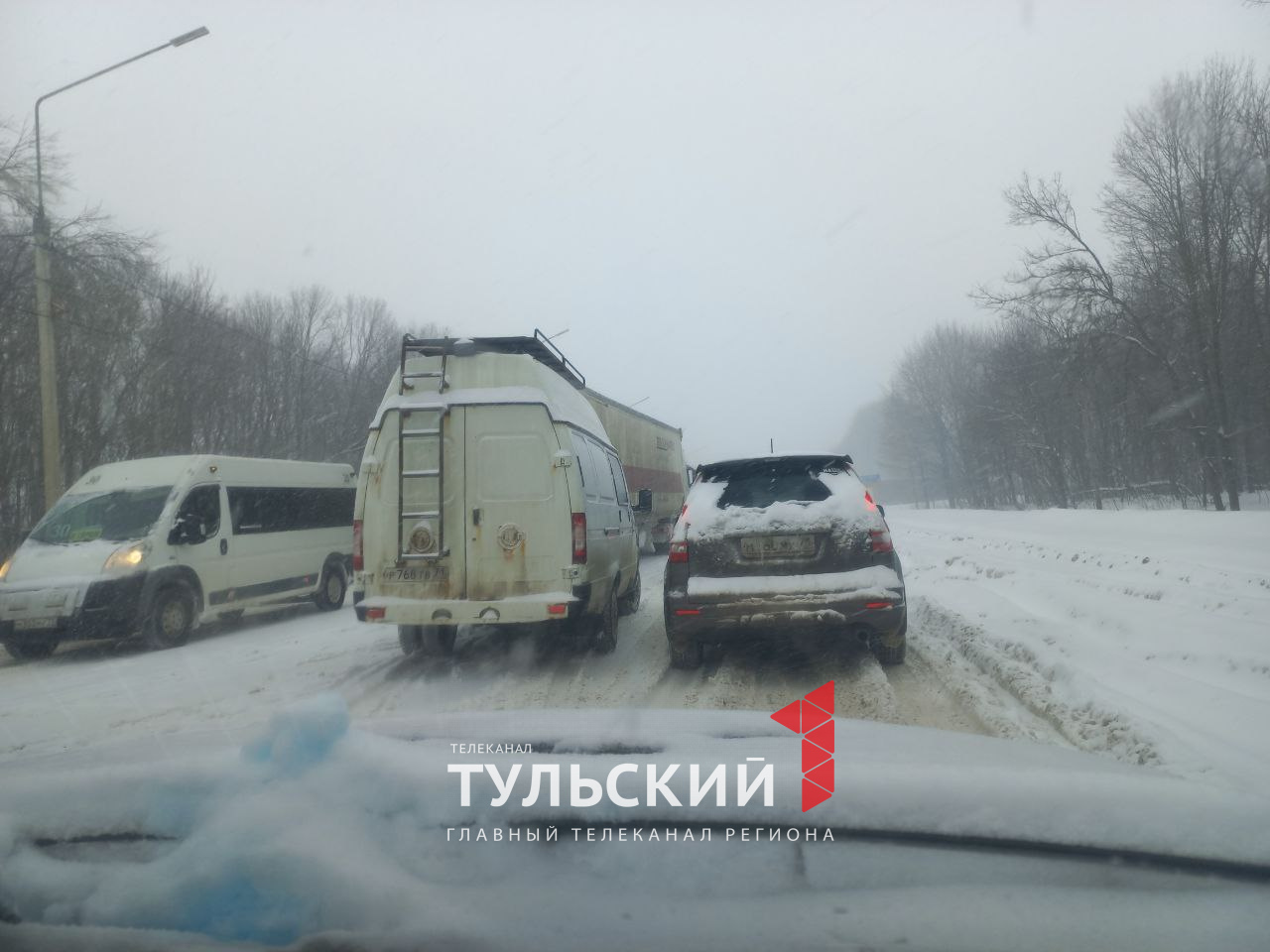 Выезд из Новомосковска заблокировали застрявшие на трассе фуры - Новости  Тулы и области - 1tulatv