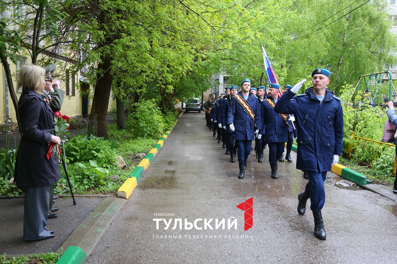 В Туле провели парад у дома 99-летнего ветерана - Новости Тулы и области -  1tulatv