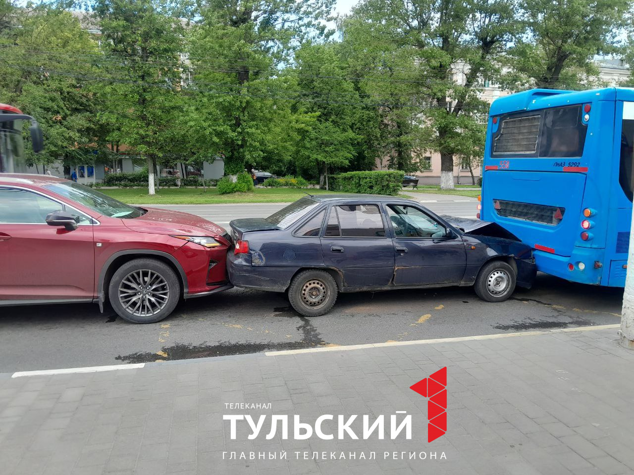 На проспекте Ленина в Туле собрался «паровозик» из машин | 12.06.2024 |  Тула - БезФормата